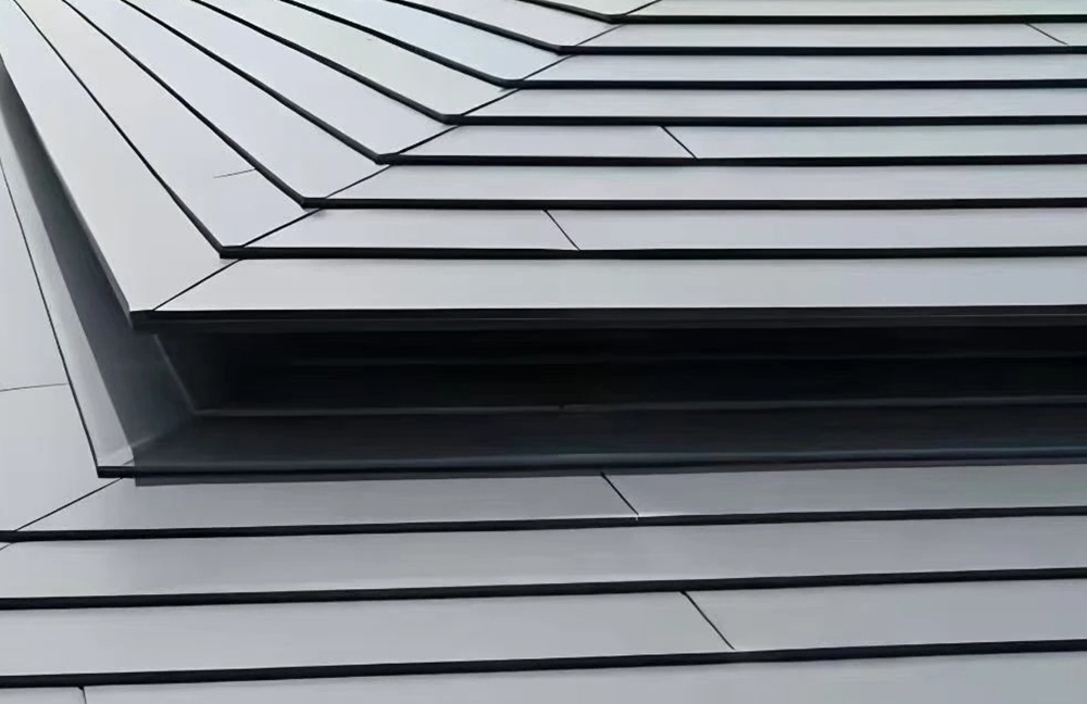  Pannelli per tetto in metallo con aggraffatura verticale: guida su costi, materiali e installazione