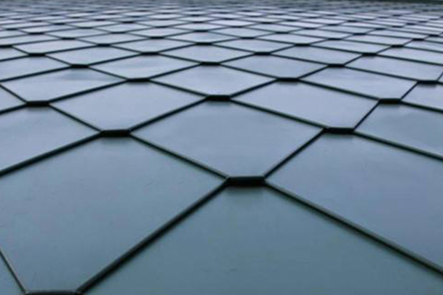 Sistema di bloccaggio piatto per coperture metalliche